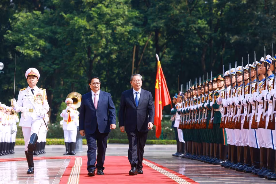 越南政府总理范明政和中国国务院总理李强检阅越南人民军仪仗队。图自越通社