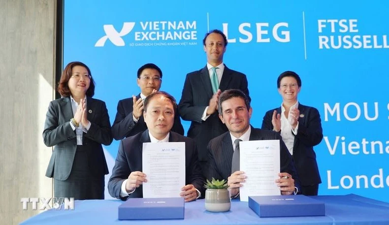 越南证券交易所（VNX）与富时国际有限公司（FTSE）签署合作备忘录。图自越通社