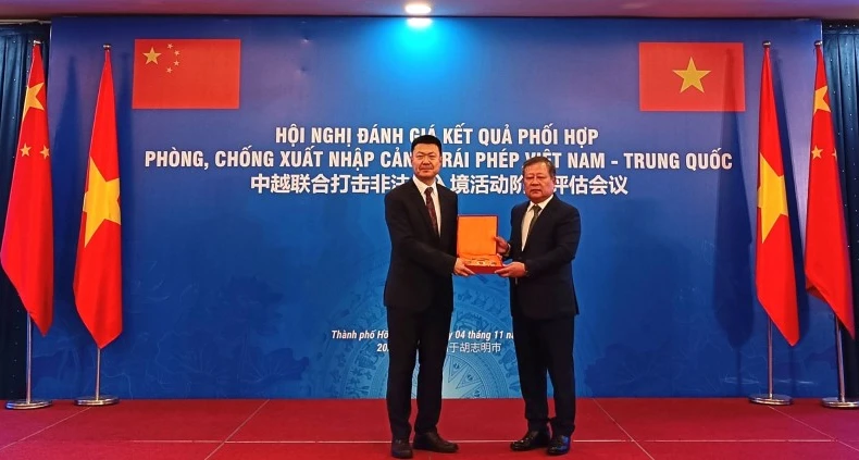 越南公安部出入境管理局局长范登科中将向中方代表赠送纪念品。图自cand.com.vn