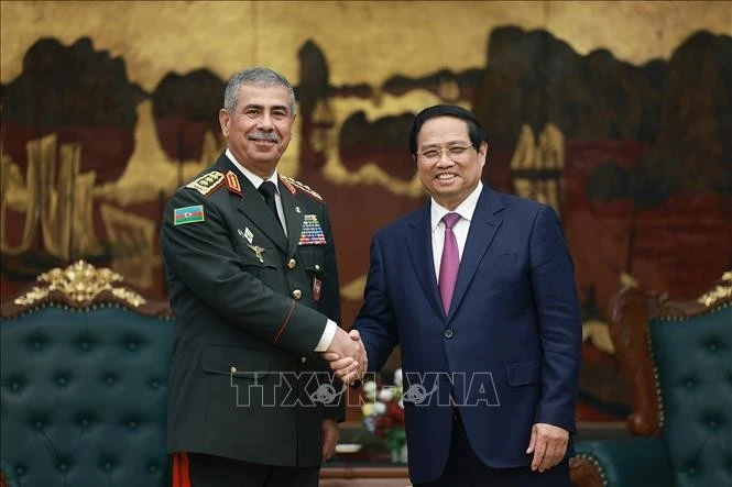 越南政府总理范明政与阿塞拜疆国防部长扎基尔·哈桑诺夫。图自越通社