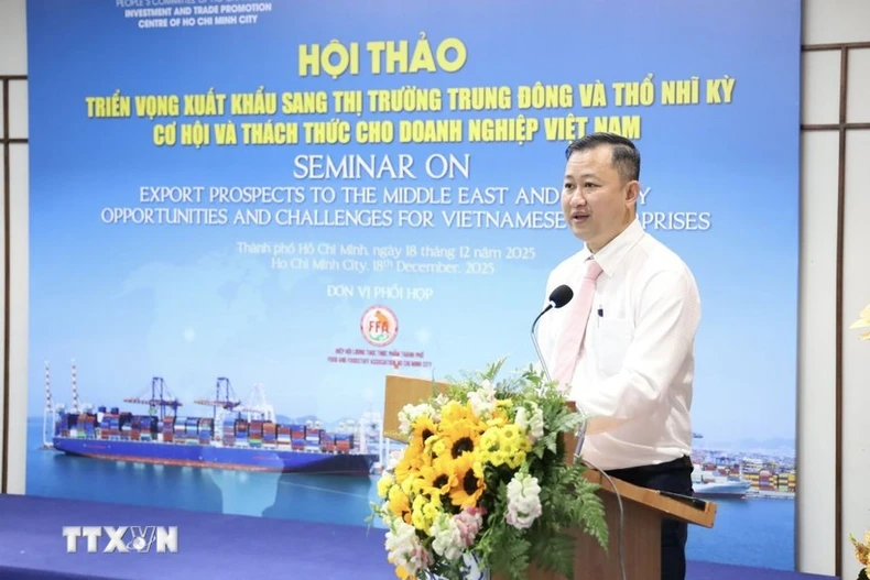 胡志明市贸易与投资促进中心主任陈富旅在研讨会上发表讲话。图自越通社
