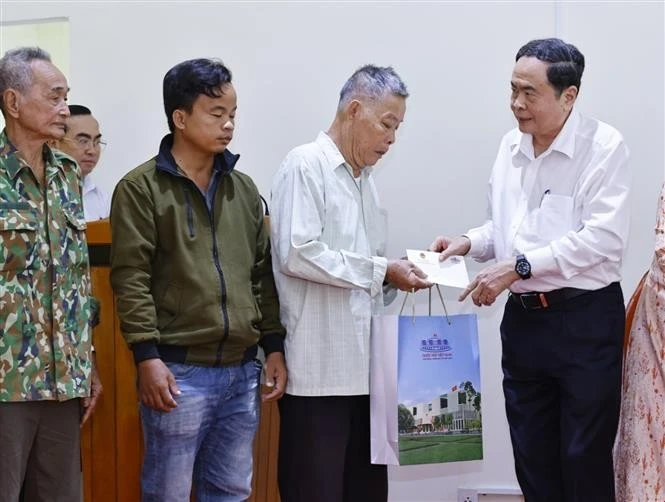 国会主席陈青敏向同塔省优抚家庭和贫困户赠送慰问品。图自越通社