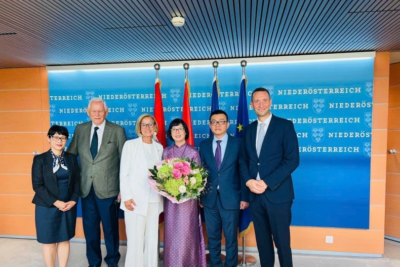 越南驻奥地利大使武黎太黄（左二）礼节性拜会下奥地利州州长约翰娜·米克尔－莱特纳。图自越通社