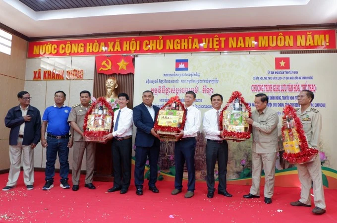 西宁省与柬埔寨柴桢省互赠礼物。图自越通社