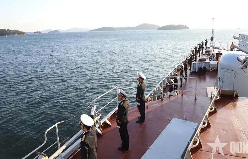 越南人民海军015-陈兴道号舰及工作代表团已离开镇海海军基地。图自qdnd.vn