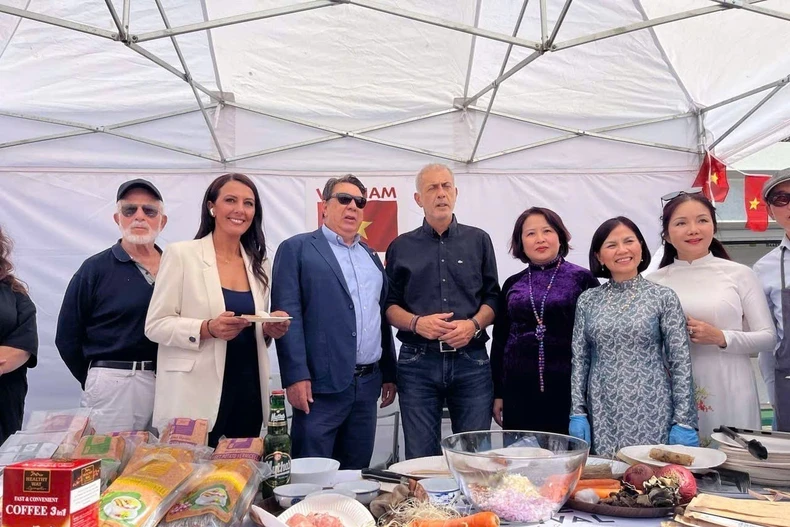 越南驻希腊大使范氏秋香和希腊代表品尝越南美食。图自越通社