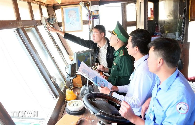 广治省职能部门定期检查渔船船东的船舶监控系统（VMS）设备的安装和运行情况。图自越通社