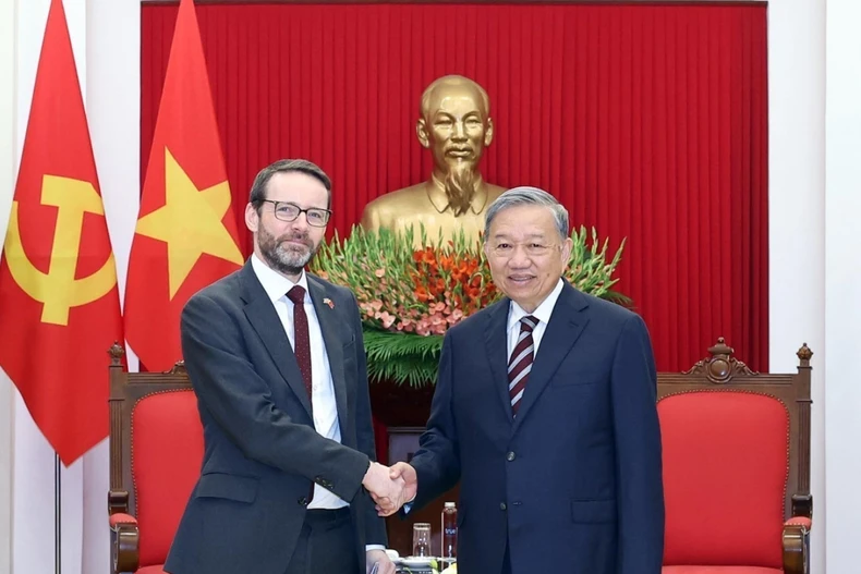 越共中央总书记苏林在党中央总部会见了英国驻越南大使伊恩·弗鲁。图自越通社