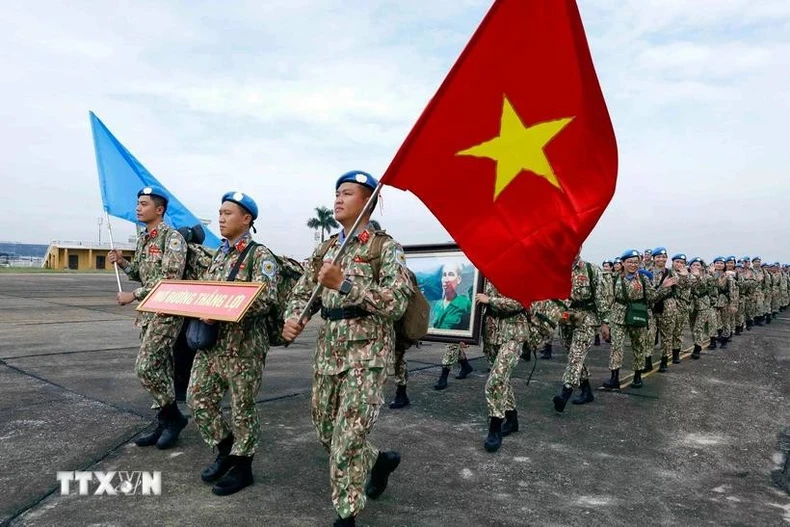 越南维和部队从内排国际机场(河内)出发,赴联合国阿卜耶伊临时安全部队特派团(UNISFA)执行维和任务。图自越通社