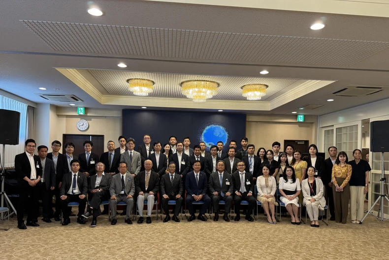 两国企业代表合影。图自越通社
