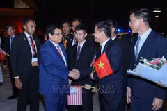 越南总理范明政圆满结束出席第47届东盟峰会及相关会议之行。图为在机场举行的为范明政总理一行送行仪式。图自越通社