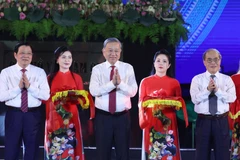 越共中央总书记苏林与中央工作代表团以及地方领导共同为“胡伯伯归故里”雕像揭幕剪彩。图自越通社