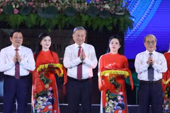 越共中央总书记苏林与中央工作代表团以及地方领导共同为“胡伯伯归故里”雕像揭幕剪彩。图自越通社