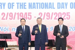 越共中央总书记苏林(中)、国家主席梁强(右)、国会主席陈青敏(左)出席国庆招待会。图自越通社