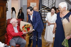 越南国会主席陈青敏与夫人阮氏青娥探访萨瓦里·萨瓦里(Jacques Savary)先生一家。图自越通社