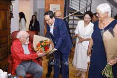越南国会主席陈青敏与夫人阮氏青娥探访萨瓦里·萨瓦里(Jacques Savary)先生一家。图自越通社
