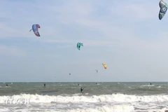 美奈风筝冲浪、帆板冲浪、划桨板（SUP）等运动不仅吸引大量国际游客，还为当地旅游业带来可持续发展的新方向。图自越通社