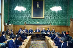 越共中央总书记苏林会见英国关注越南议会跨党派议员小组代表。图自越通社