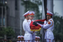 国旗降半旗仪式在巴亭广场隆重举行，为原国家主席陈德良举行国葬。图自越通社