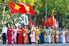 庆祝首都解放 70 周年（1954年10月10日 – 2024年10月10日），首都人民群众举行升旗仪式、齐唱国歌，重现1954年10月10日河内首次升旗仪式场景。图片来源：越通社