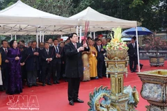 越南国家主席梁强与海外侨胞代表在李太祖雕像上香。图自越通社