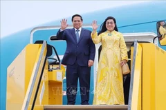 越南政府总理范明政与夫人抵达斯德哥尔摩阿兰达国际机场，正式开始对瑞典的访问之行。图自越通社