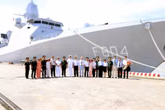 越南执法力量代表迎接荷兰皇家海军“德鲁伊特”号（HNLMS De Ruyter）护卫舰指挥官和水手们。图片来源：越通社