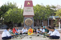 长沙特区的官兵在春节即将到来之际一起包粽子。越通社发