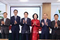国家主席梁强偕夫人与越南驻美代表机构工作人员合影。图自越通社