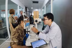 西贡眼科医院医生为胡志明市春和坊居民进行眼睛检查。图片来源：越通社