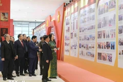 越南通讯社（越通社）在河内国家会议中心举办主题为 “在党的旗帜下 国家迈入新纪元”的图片展。图自越同社