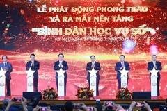 2025年3月26日下午,范明政总理与代表们在河内共同启动“数字扫盲”运动。图自越通社
