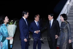 越南驻美国大使阮国勇和越南常驻联合国代表团团长杜雄越大使来到机场迎接国家主席梁强和夫人。图自 越通社