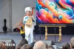 越南(法国）文化中心的艺术家在2025年韩国博览会（Korean Expo 2025）上演出。图自越通社