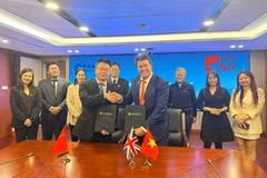 越南英国大学（BUV）与中国教育部留学服务中心（CSCSE）签署了合作备忘录（MoU）场景。