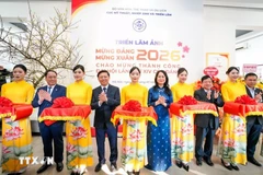 各位代表出席图片展开幕式并剪彩。图片来源：越通社