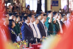 越南政府总理范明政与各位党和国家领导前来观看文艺演出。图自越通社