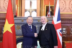 越共中央总书记苏林会见英国下议院议长林赛·霍伊尔。图自越通社