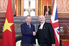 越共中央总书记苏林会见英国下议院议长林赛·霍伊尔。图自越通社