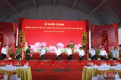 苏林总书记同各位代表实施西帕芬乡九年一贯制学校开工仪式。图自越通社