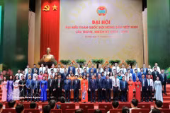 越南农民协会第九届中央委员会在大会上集体亮相。图片越通社