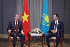 苏林总书记会见哈萨克斯坦 参议院议长阿什姆巴耶夫。图自越通社