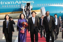 国家主席梁强与夫人抵达罗安达，开始对安哥拉进行国事访问。图自越通社