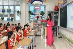 鸿基小学是在合并下龙小学与友谊小学的基础上成立的，确保教学与学习活动稳定开展，教育各项内容未发生任何变动。 图片来源：baoquangninh.vn