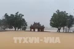 香江水位上涨，富春坊的迎梁亭淹没在洪水之中。图自越通社