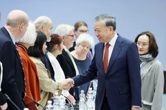 越共中央总书记苏林会见芬越友好协会领导班子成员。图自越通社