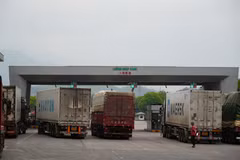 通过老街国际口岸入境越南的车辆。图片来源：越通社