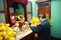 政府总理范明政在67号屋敬香缅怀胡志明主席。图自越通社