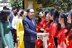 越南国会主席陈青敏会见旅摩越南人社群。图自越通社
