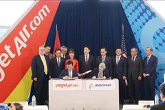 国家主席梁强见证波音集团与越捷航空签署首架波音737 MAX飞机交付协议。图自越通社